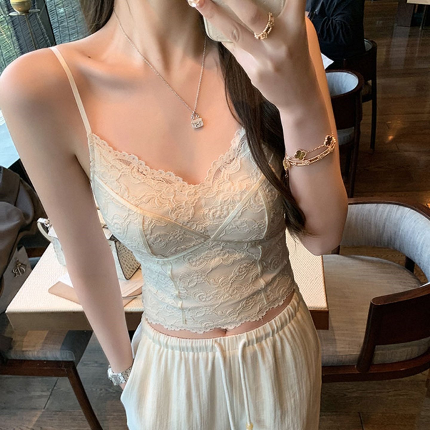2025新款纯欲蕾丝花边保暖打底吊带背心带胸垫秋冬内搭设计感上衣,女装/女士精品,背心吊带,淘宝优惠券,粉丝福利购,淘宝优惠卷