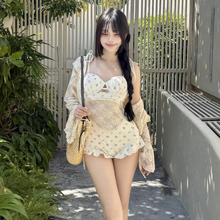 2026甜美风蕾丝波点连体泳衣女长袖聚拢带杯高级感千金风温泉度假