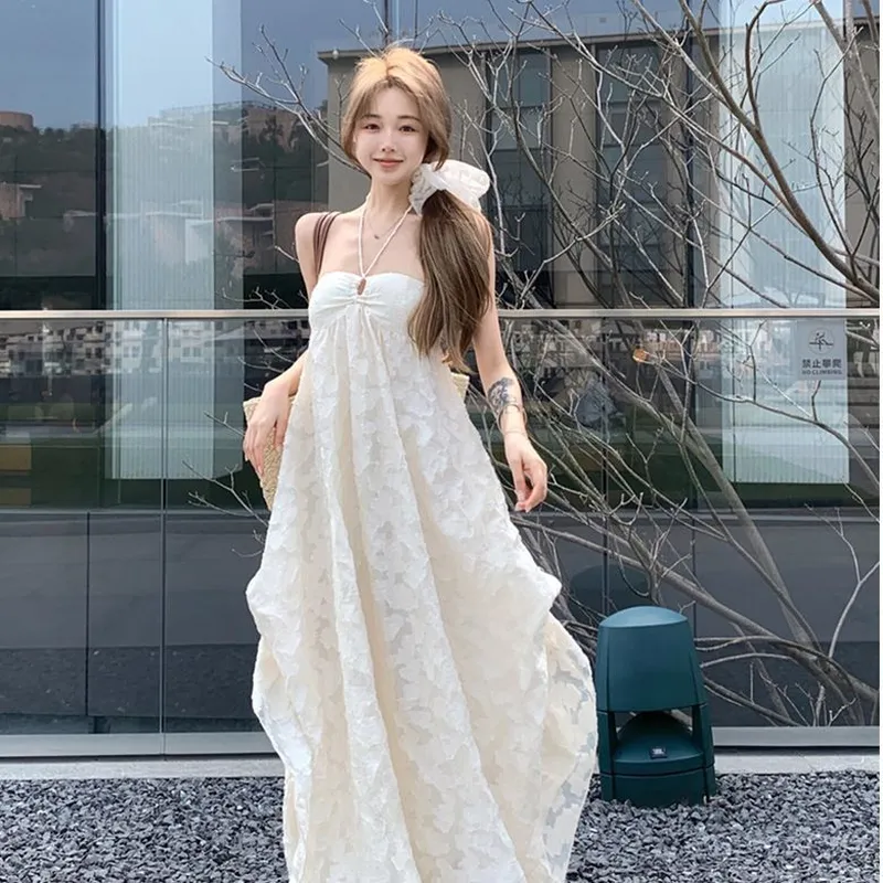 海边度假风沙滩露背挂脖连衣裙子女春夏新款带胸垫纯欲镂空中长裙图片