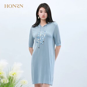 HONRN连帽印花连衣裙女夏新款蓝色中长款直身卫衣裙HG22OM077