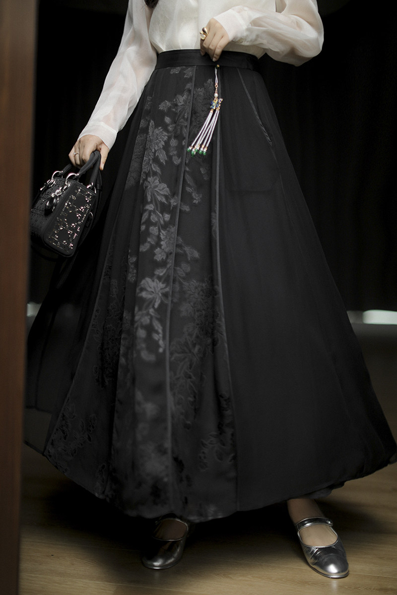 Sorrytin为夏日带来如梦似幻的氛围感  新中式真丝刺绣马面半身裙