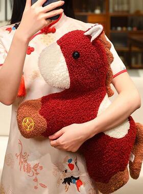 101001442026年红祥色毛绒马造型抱枕居垫家客厅靠新年吉新物公仔