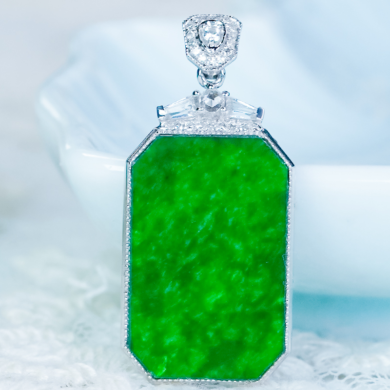 18K金镶嵌天然无事牌翡翠吊坠A货