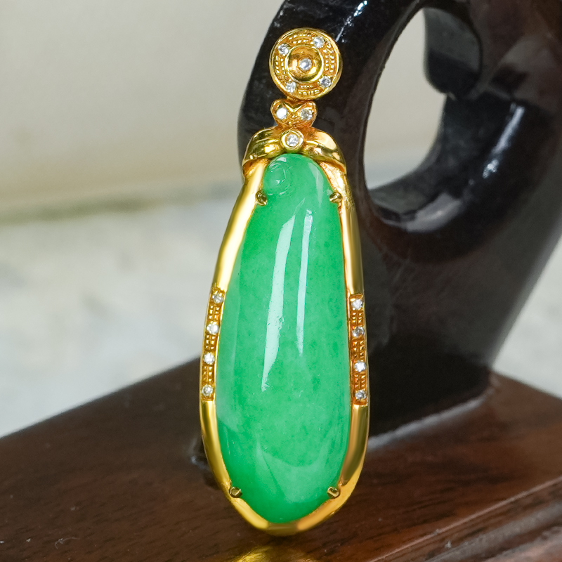 18k金镶天然翡翠满阳绿福瓜吊坠