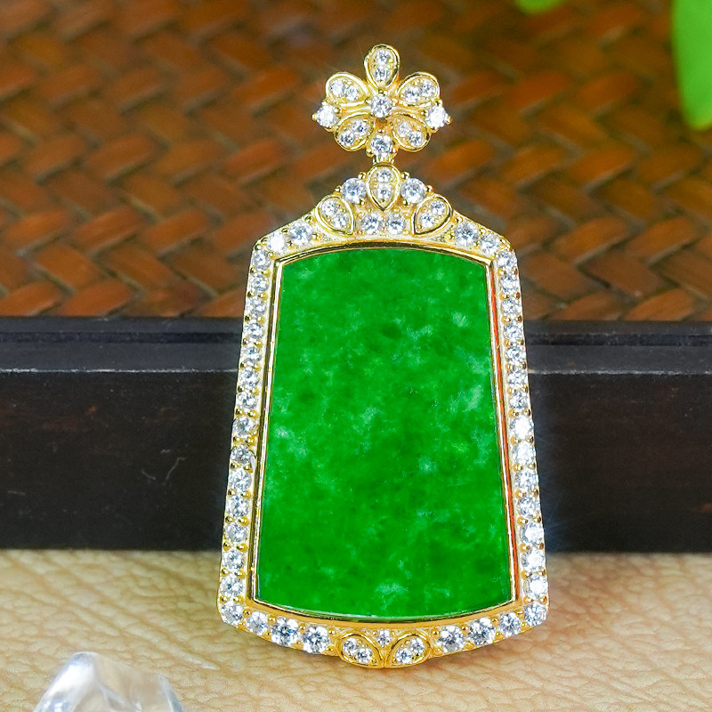 天然翡翠A货银镶嵌精致花朵扣头辣阳绿翡翠梯形无事牌吊坠s88