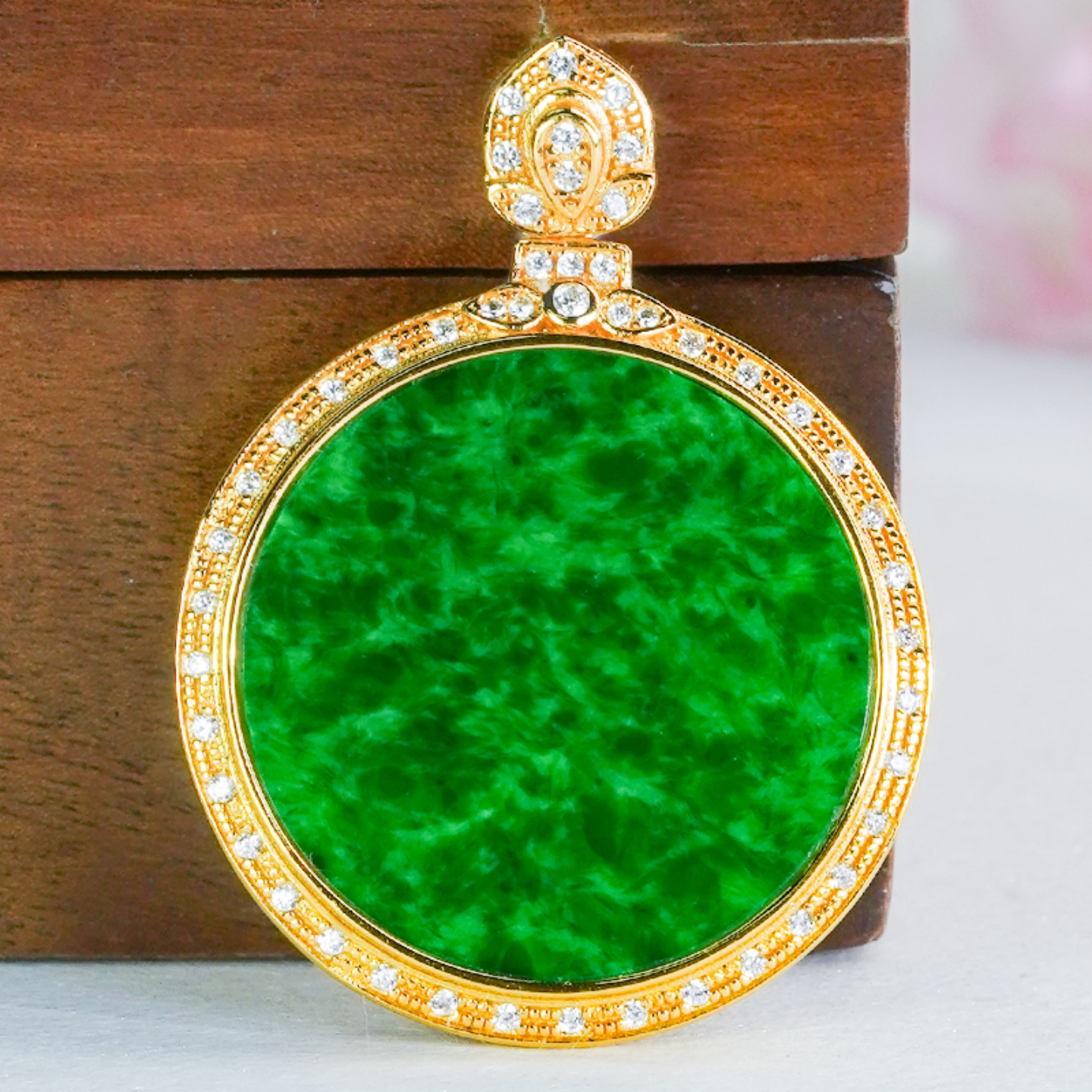 翡翠吊坠天然翡翠A货圆牌时尚精美满辣绿银镶嵌女情人节生日礼物