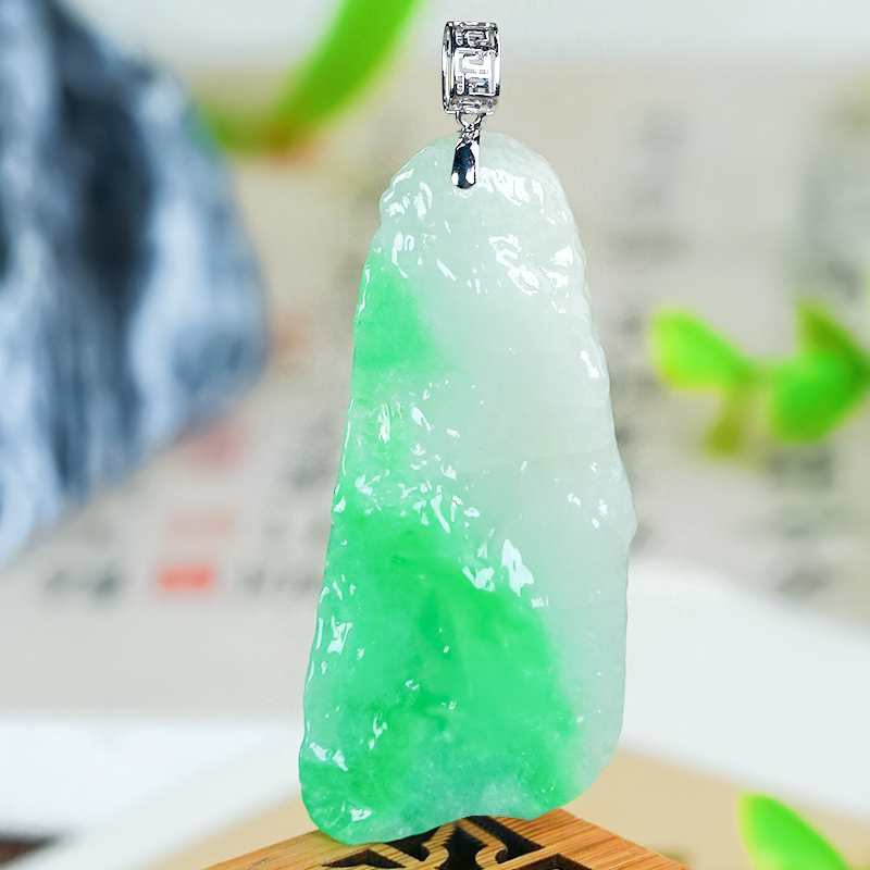 18k金镶嵌天然缅料翡翠A货精致雕刻随形设计飘阳绿翡翠无事牌吊坠