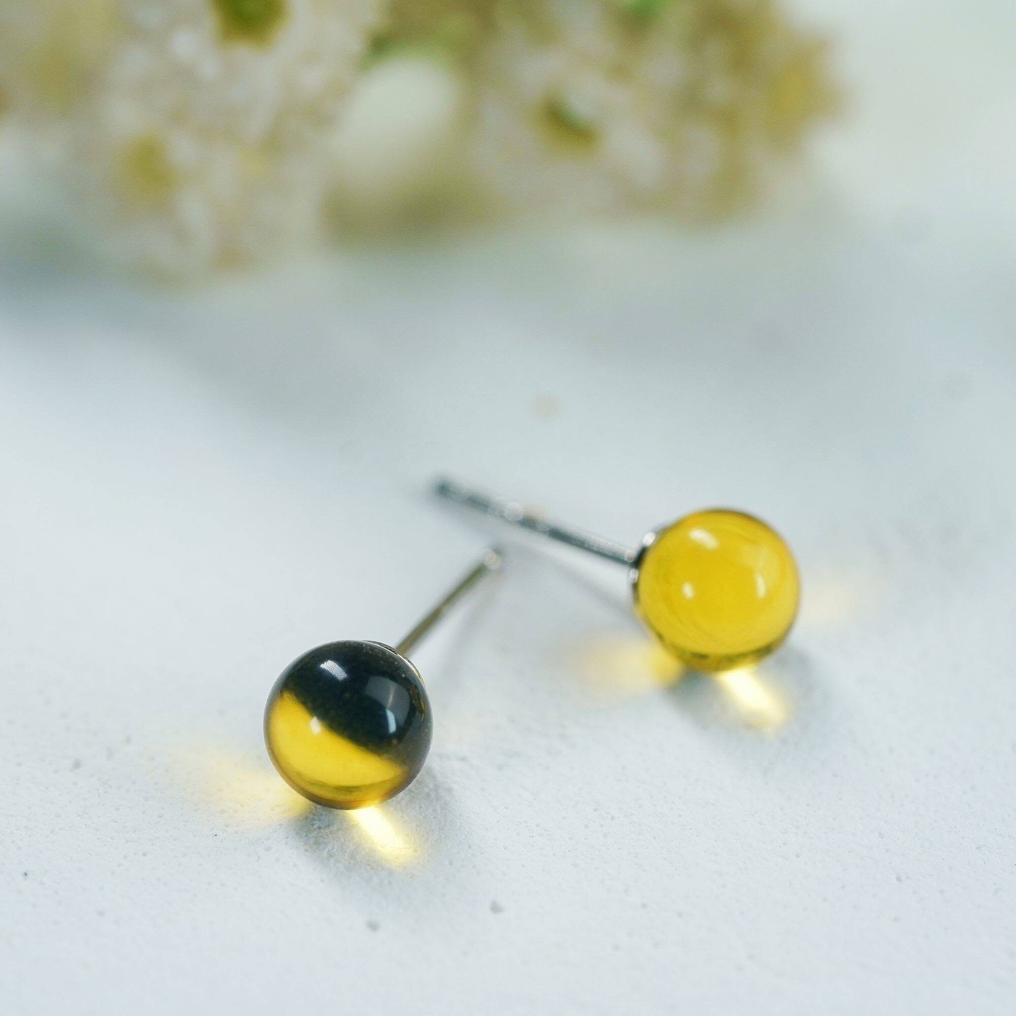 福利款天然琥珀银镶嵌时尚简约风蓝珀单珠圆珠耳钉（5mm左右）