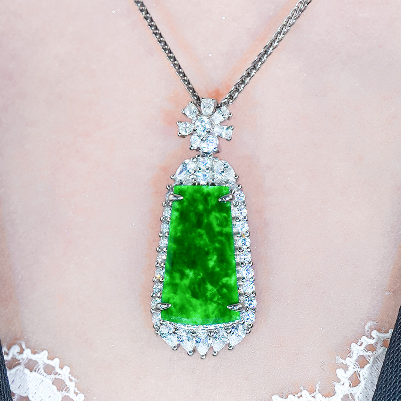 节日送礼精致气质轻奢银镶嵌花朵扣头天然辣绿翡翠无事牌吊坠s88