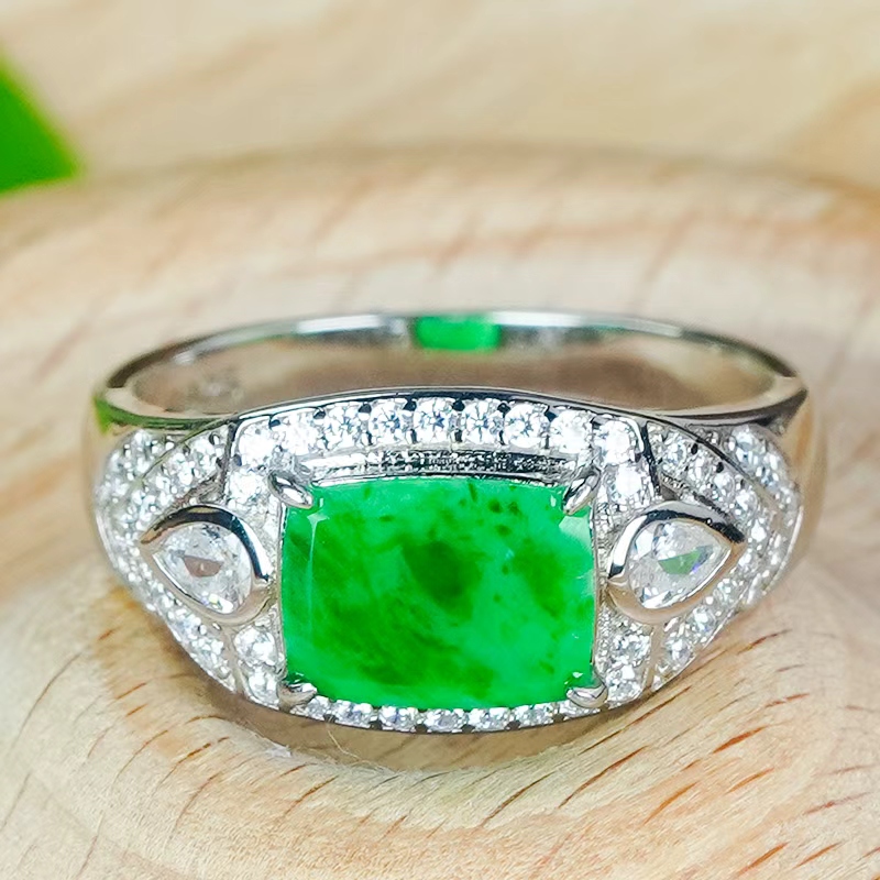 精致银镶嵌天然翡翠A货镂空设计辣阳绿翡翠无事牌戒指