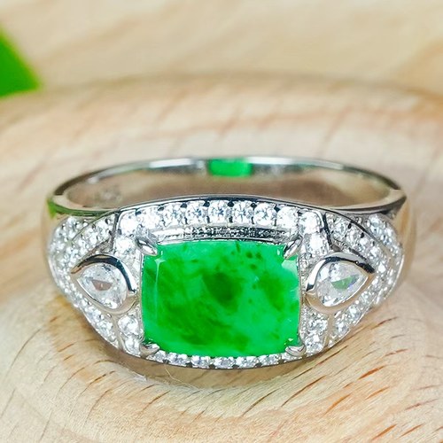 精致银镶嵌天然翡翠A货镂空设计辣阳绿翡翠无事牌戒指