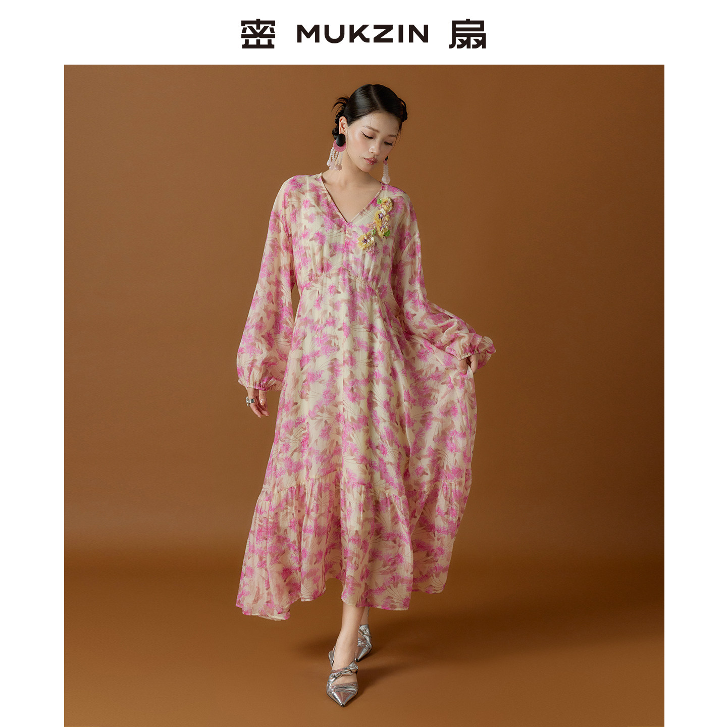 密扇2026年秋新款「一隅花事」新中式非遗哈密手绣印花V领连衣裙C