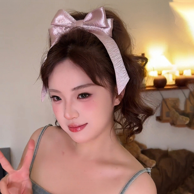 少女粉色蝴蝶结飘带丸子头抓夹