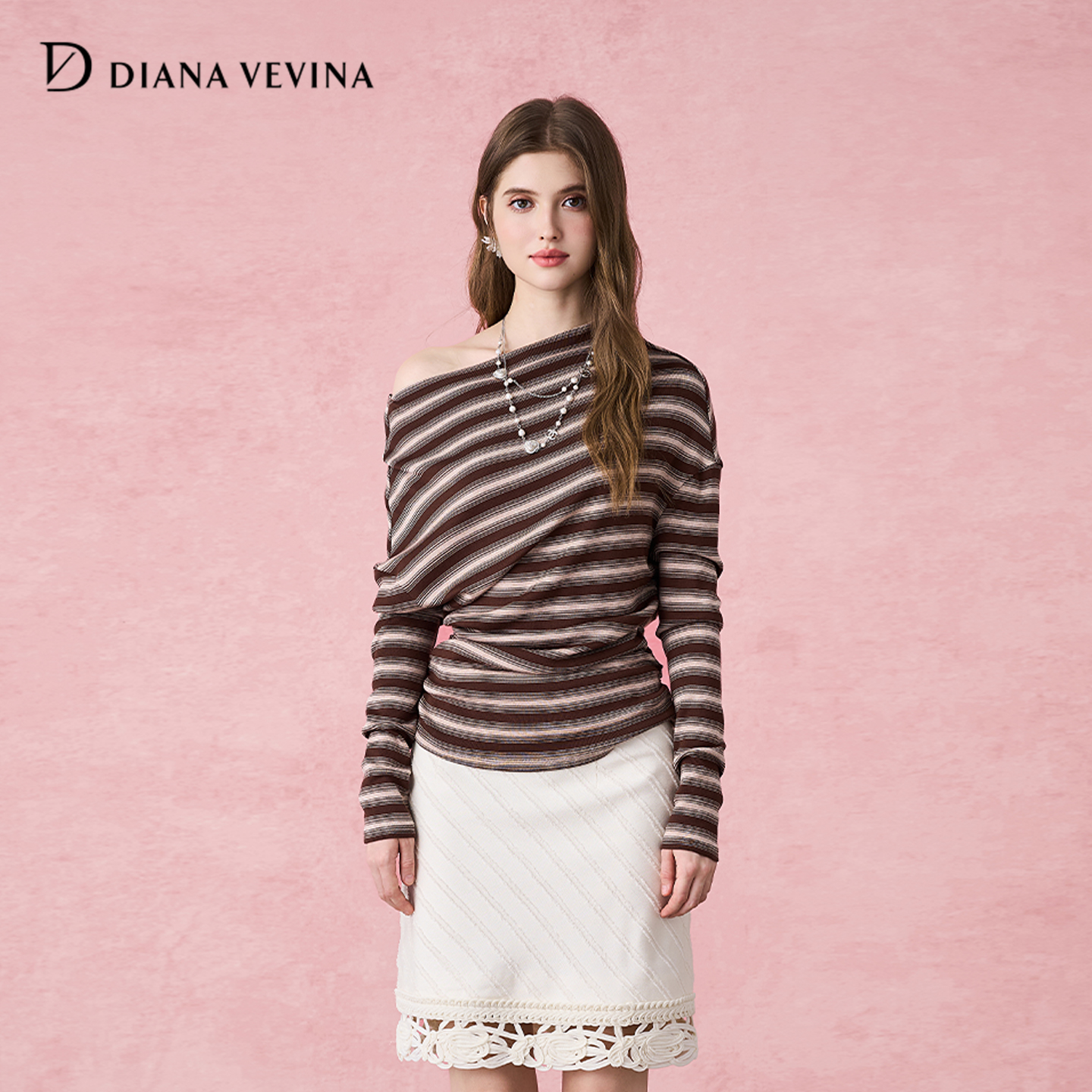 DIANAVEVINA2025秋冬新品条纹logo打底衫优雅斜肩长袖圆领T恤女士