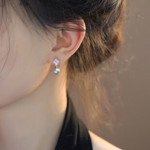 超闪四叶草灰色珍珠耳钉施家同款小众韩版气质白贝珠幸运草耳环女