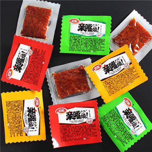 卫龙亲嘴烧辣条小零食网红好吃的麻辣味解馋休闲大全小吃素肉豆干