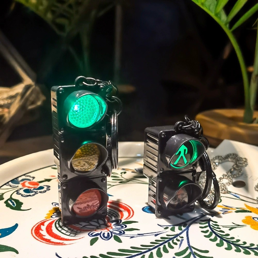 迷你红绿灯钥匙扣交通灯书背包饰挂件可爱人行灯LED发光玩具礼物