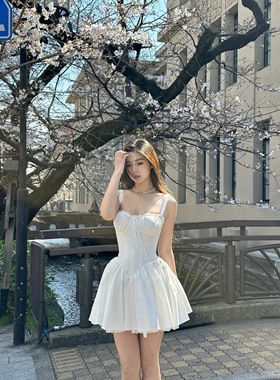 白色吊带连衣裙女夏季法式收腰A字裙度假风甜美温柔初恋短裙子