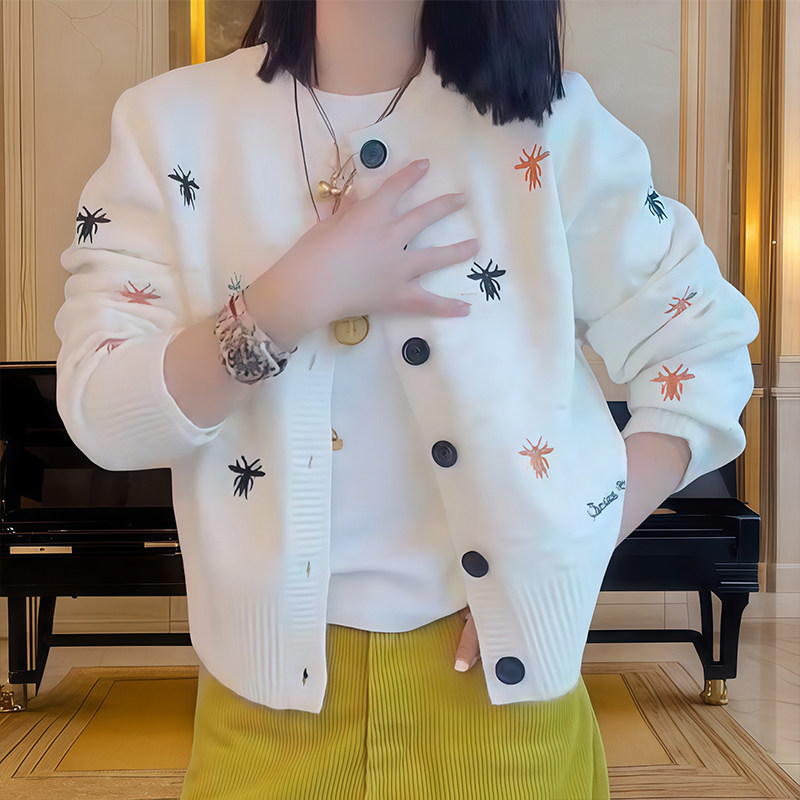 白色刺绣长袖针织开衫毛衣女2026春秋季洋气时尚减龄设计感上衣潮