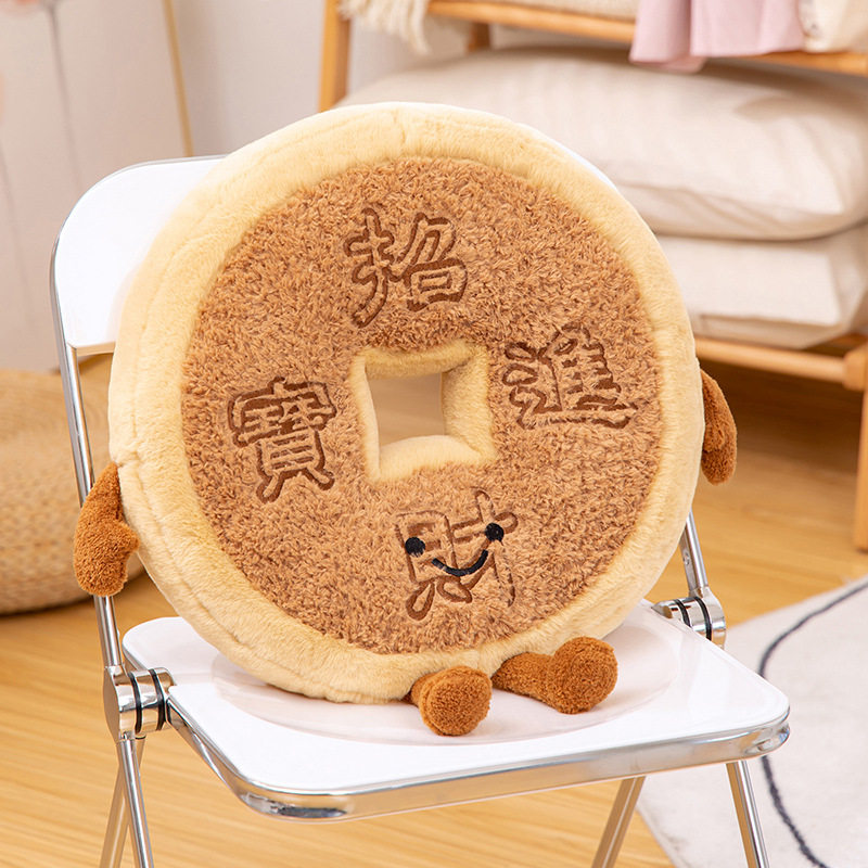 价可爱铜钱抱枕毛绒玩具公仔超软靠垫有钱沙发抱枕,模玩/动漫/周边/娃圈三坑/桌游,棉花娃娃/毛绒玩具娃衣,淘宝优惠券,粉丝福利购,淘宝优惠卷