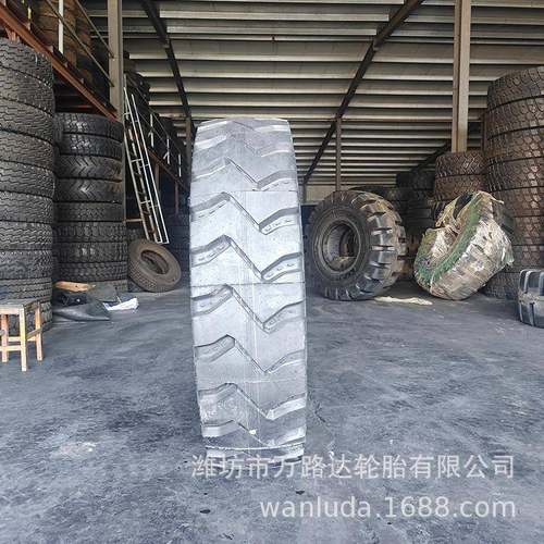 1300R25矿山宽体自卸车E3波浪花纹3星全钢丝耐磨轮胎
