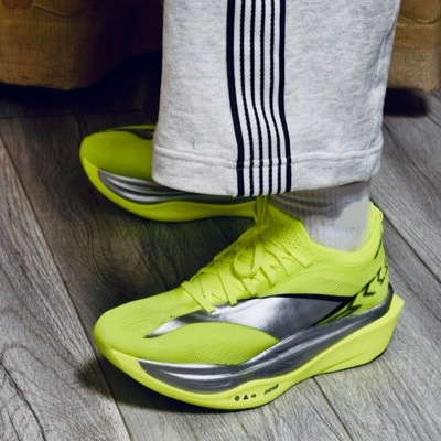 童鞋男碳板竞速跑鞋中大童超轻跑步鞋男童减震运动鞋网布四季款