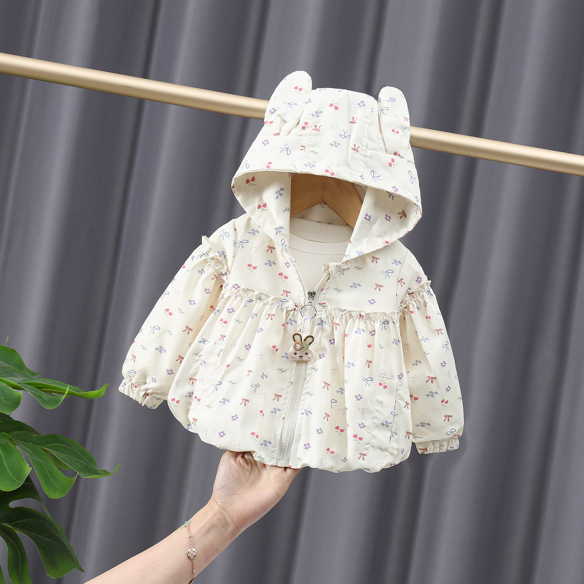 女童外套连帽公主风衣2026新款婴儿童衣服小童洋气时髦潮宝宝春装