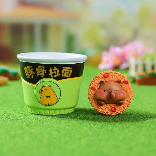 可爱憨态水豚卡皮巴拉豚里豚气盲盒潮玩摆件桌面装饰品厂家直销