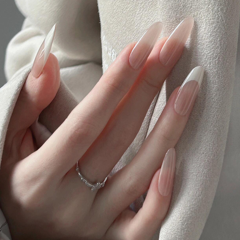 手工裸色美甲穿戴甲中长款杏仁甲2025新款高级感白色法式秋冬显白