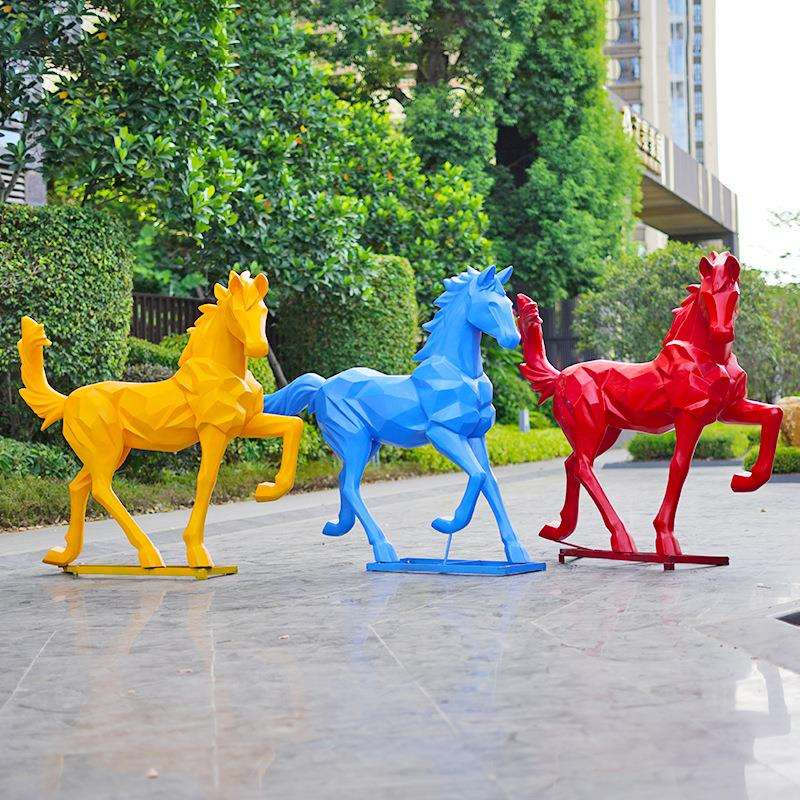 户外几何白马玻璃钢雕塑公园林景观动物模型草坪创意落地大型摆件