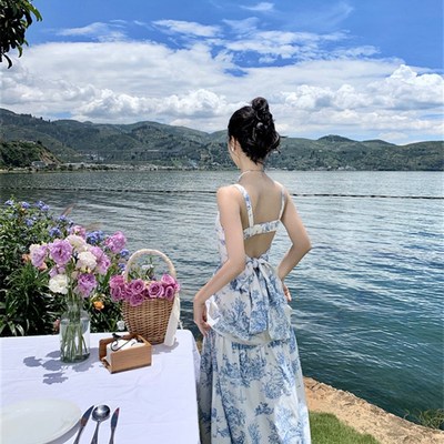 速发法式露背蓝色碎花吊带裙大理海边拍照度假长裙后背蝴蝶结连衣