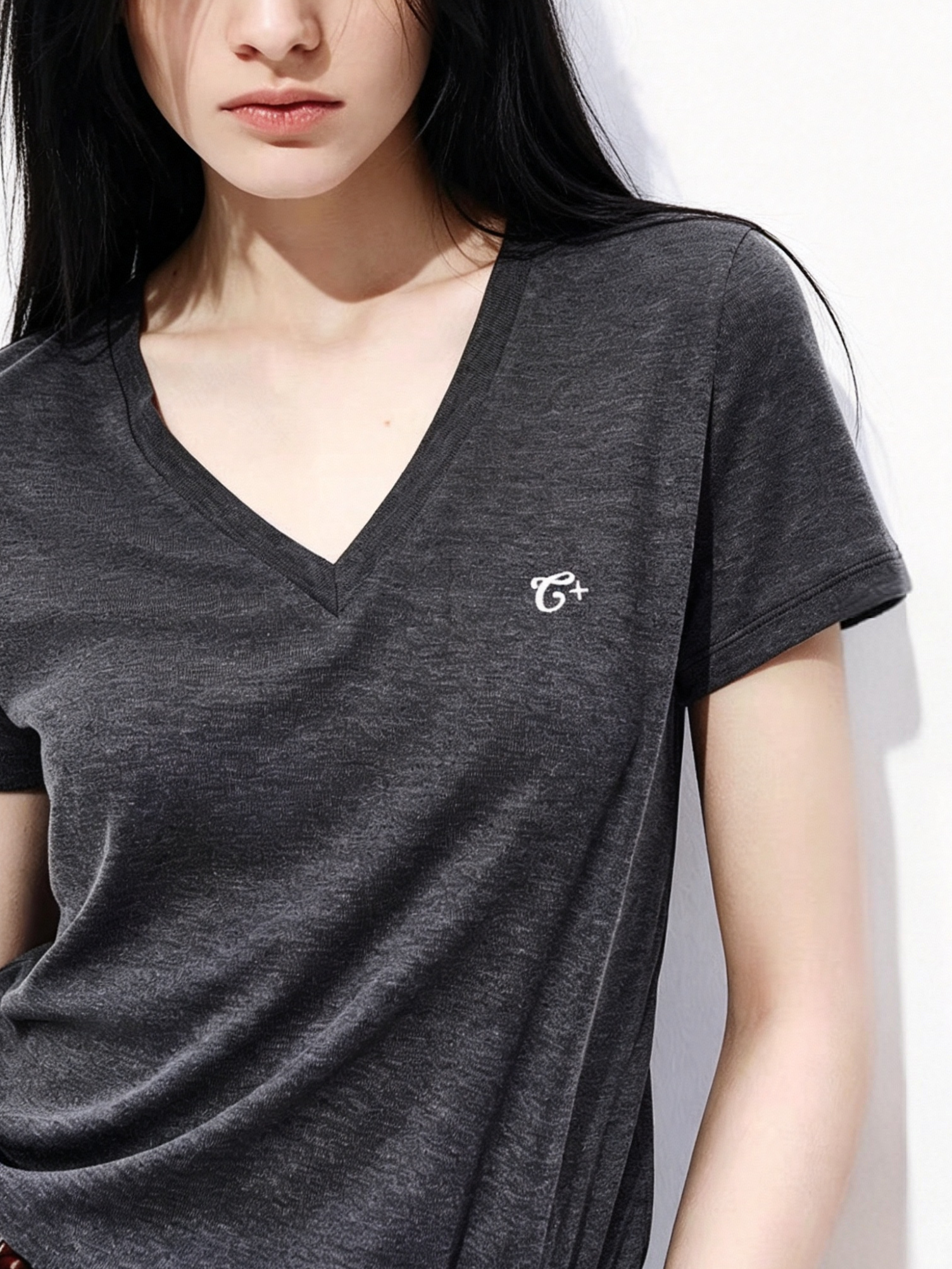 正品2026夏新品含桑蚕丝天丝V领刺绣短袖T恤女显瘦百搭MBF2TEE052