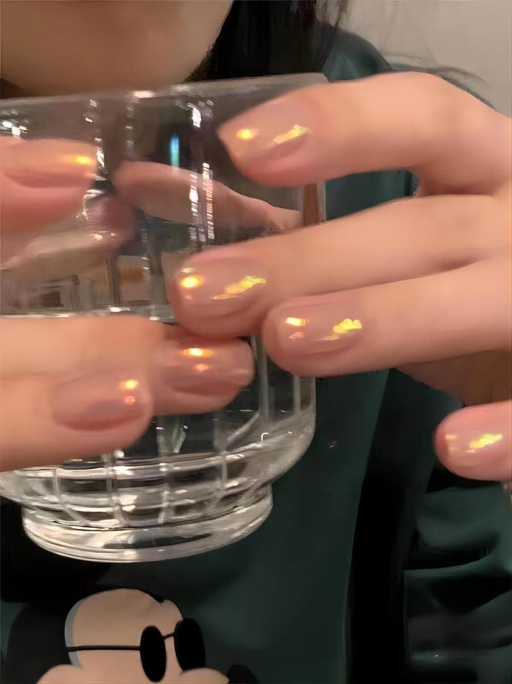 海莉手工温柔纯欲极光粉穿戴美甲