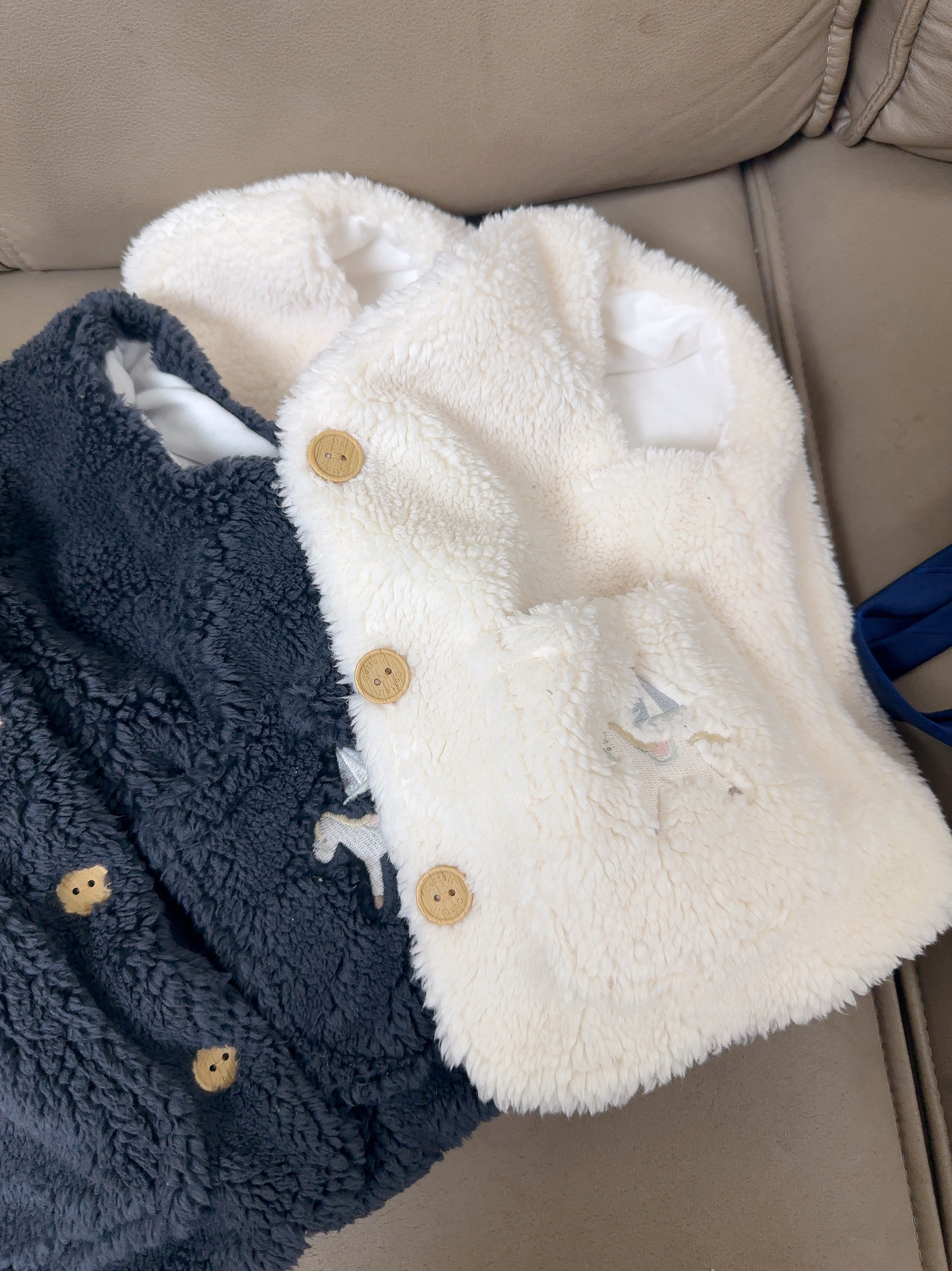 日单cottoli小木马刺绣口袋无袖马甲坎肩外套羊羔保暖开衫男女宝