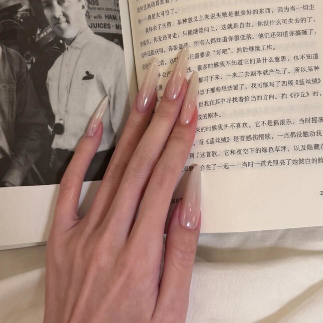 清冷感海莉裸色手工穿戴甲长款月光珍珠粉美甲欧美韩系气质指甲贴