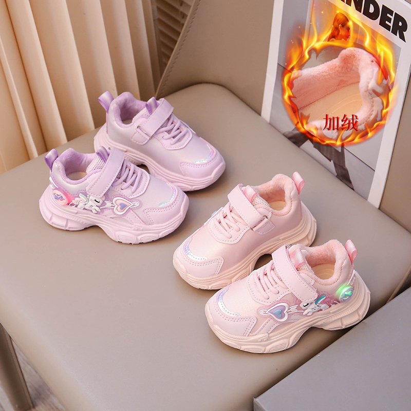 女童保暖运动鞋车缝线