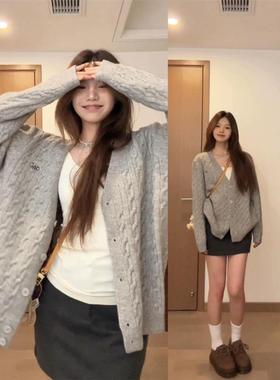 灰色慵懒风V领麻花针织开衫女2025早秋季新款宽松中长款毛衣外套