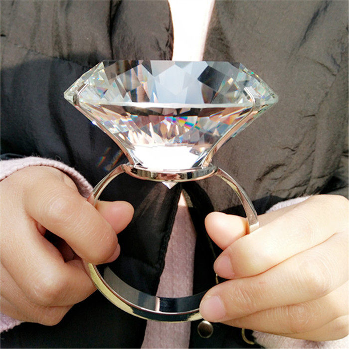 大钻石水晶戒指创意夸张搞笑情人节表白道具送女友老婆仿真钻戒