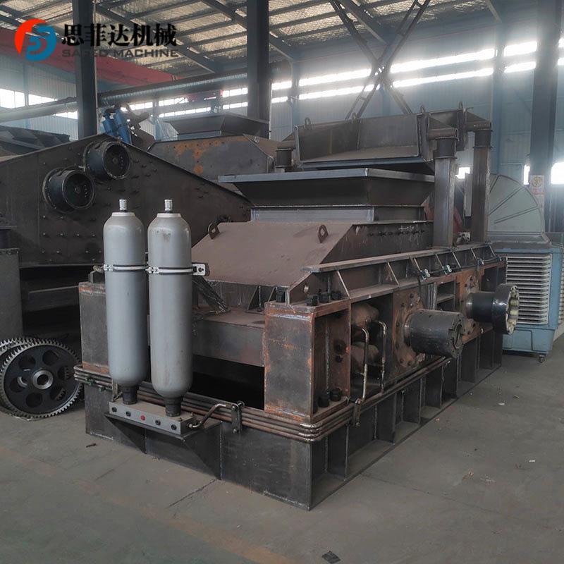 河卵石打砂粉碎设备米石对辊式破碎机100吨石料制砂机对辊破碎石
