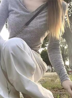 美式复古灰色v领正肩t恤打底衫内搭秋季2023新款女装辣妹长袖上衣