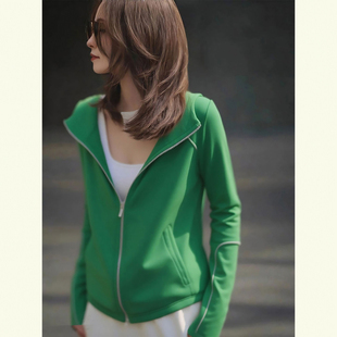 2026秋季 绿色森林 外套女款 显瘦连帽短款 百搭休闲运动风上衣 修身