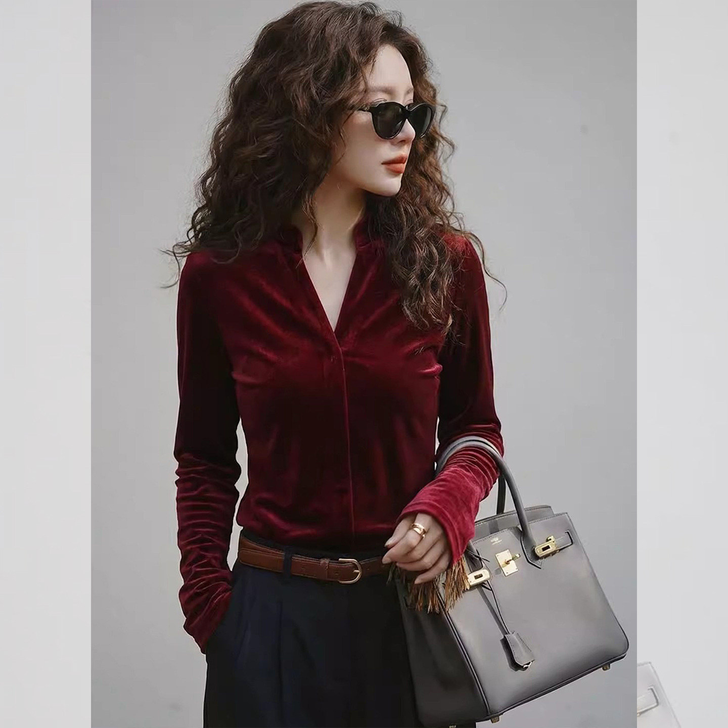 显白气色~高级感红色v领丝绒衬衫女秋冬洋气减龄内搭正肩显瘦上衣,女装/女士精品,真丝上装,淘宝优惠券,粉丝福利购,淘宝优惠卷