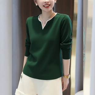 女2026年秋季 显瘦V领内搭打底衫 休闲百搭上衣 设计感修身 绿色森林