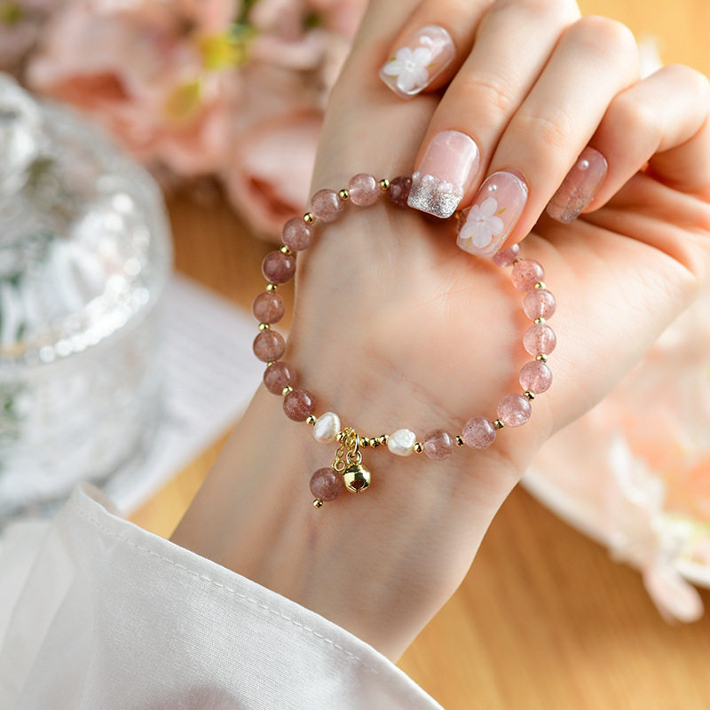 批发天然水晶草莓晶手串铃铛挂坠小众轻奢清新时尚原创新款女手链