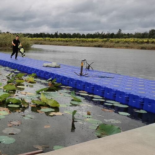 水上钓鱼浮台配套设备平筒体浮桥 承重性好组装简单水上码头浮筒
