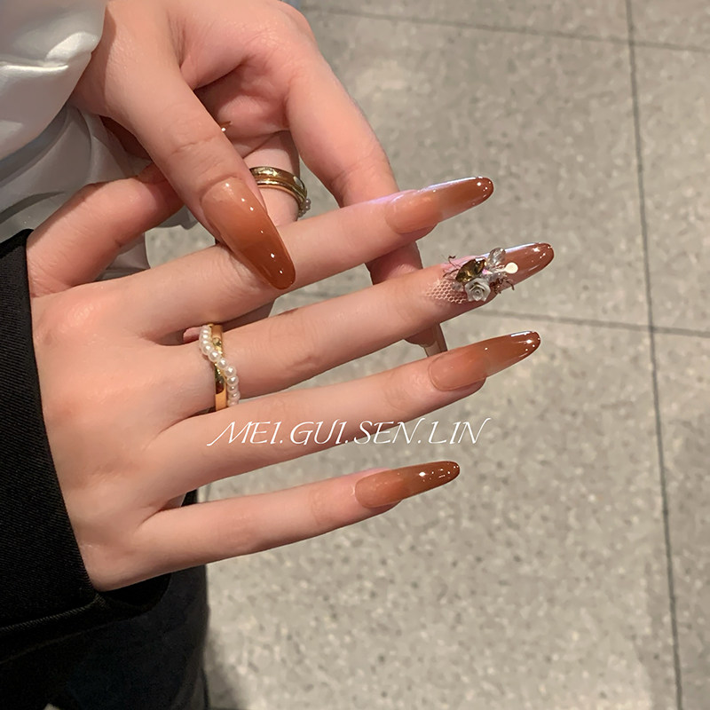 玫瑰森林枫糖手工穿戴甲秋冬新款美拉德法式长款渐变高级感美甲