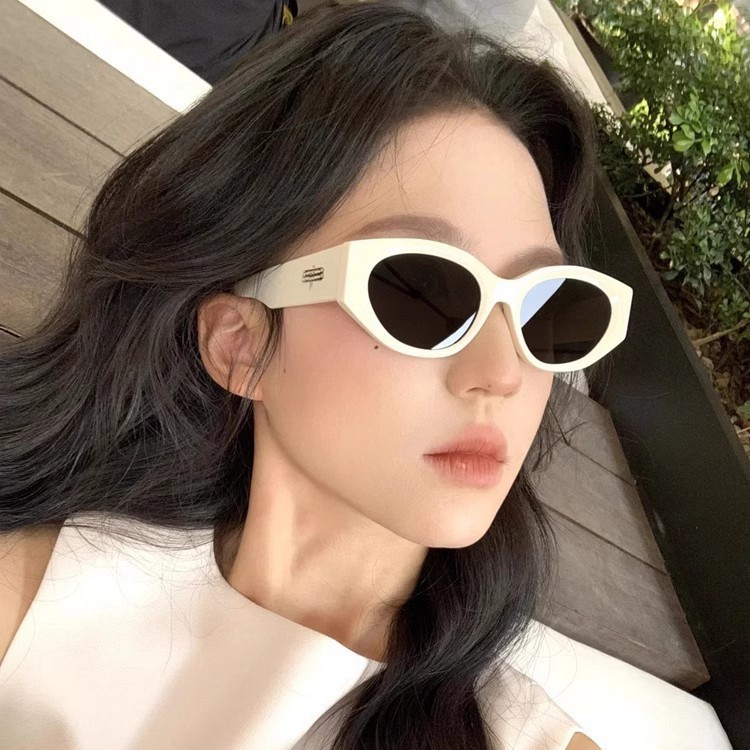 2025新款白色墨镜女款潮方圆脸遮颧骨显脸小夏季遮阳太阳眼镜