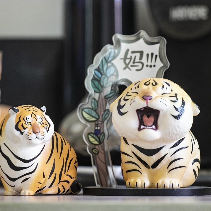 Shout mother tiger fat tiger furnishing articles 2 hand do