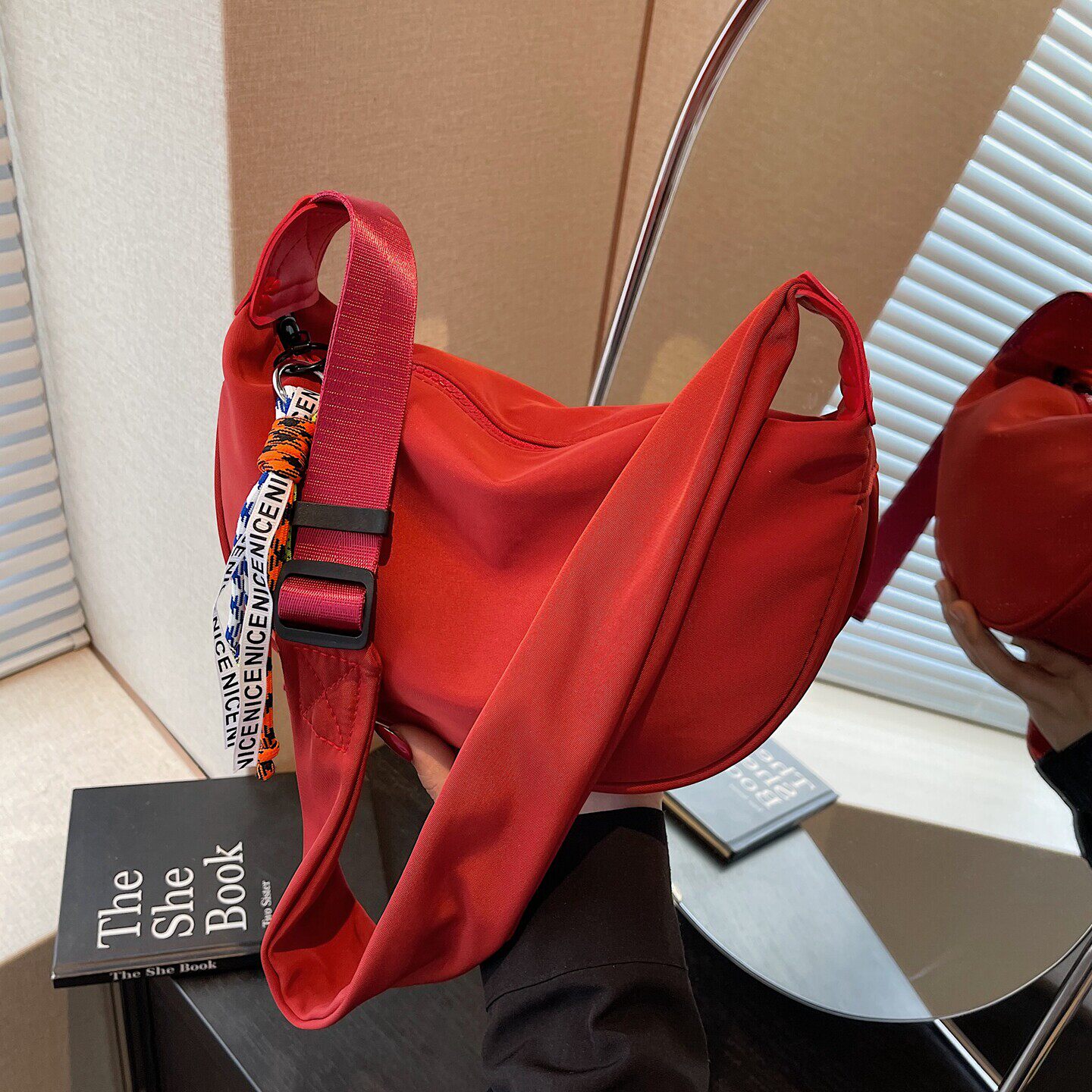 红色尼龙布饺子包女夏2026新款休闲通勤单肩包百搭轻便斜节日礼品