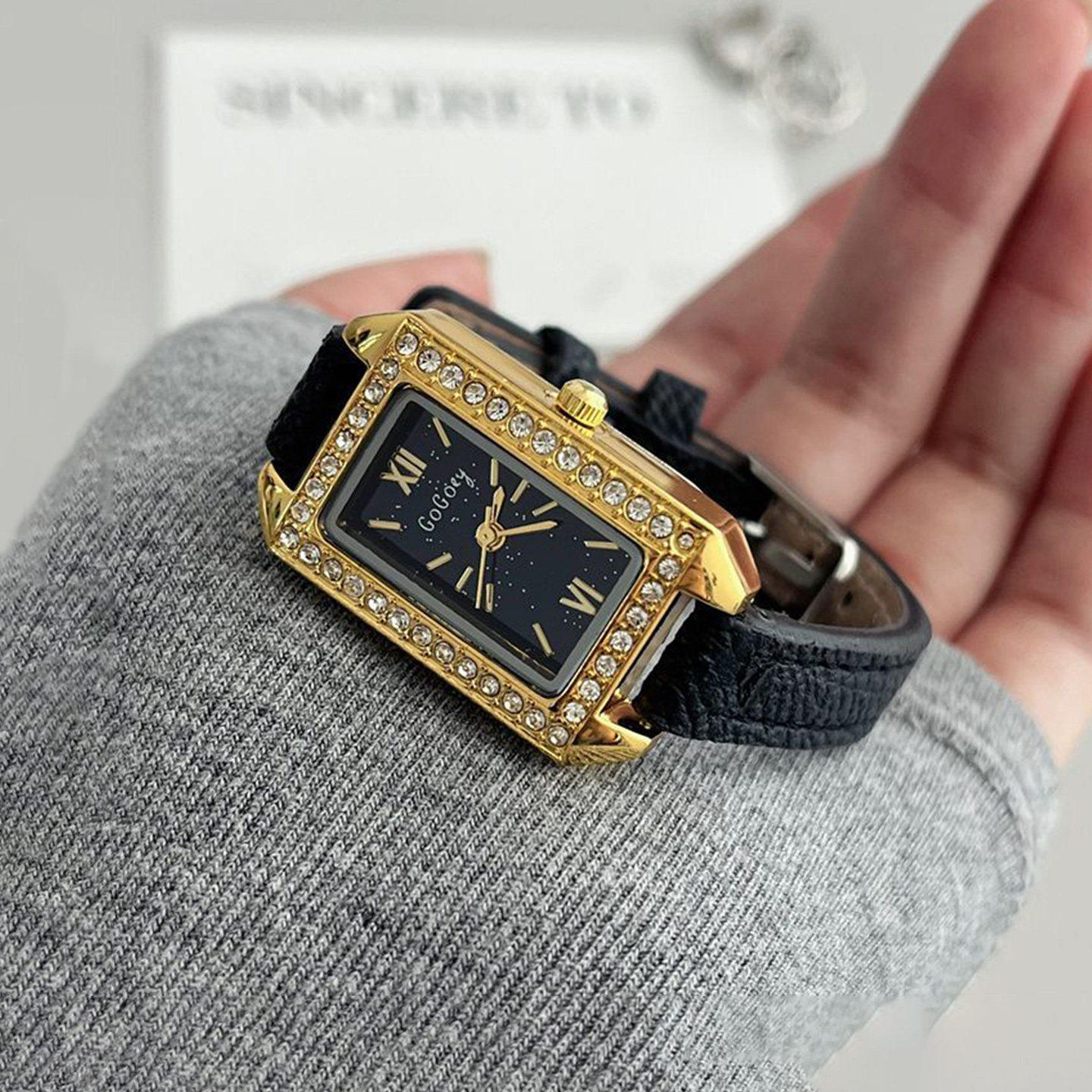 轻奢小众小黑金手表女款学生上班族2026年新款只看时间指节日礼品
